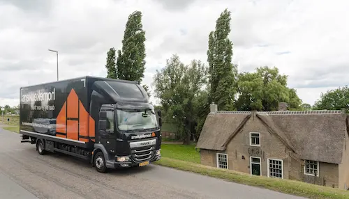 Vrachtwagen komt een keuken bezorgen