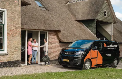 Aankomst van een expert bij mensen thuis.
